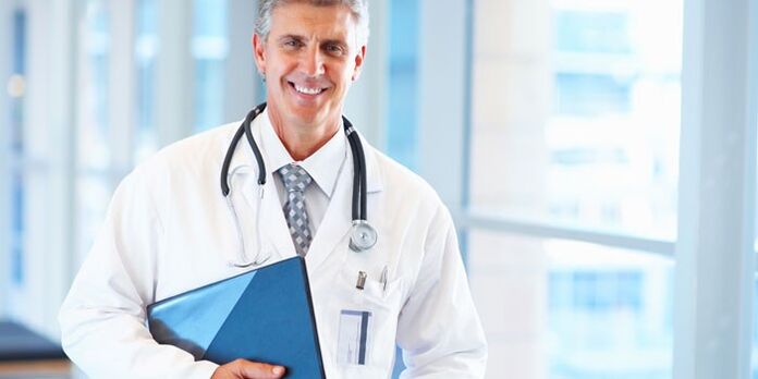 Le médecin traite la mycose des ongles