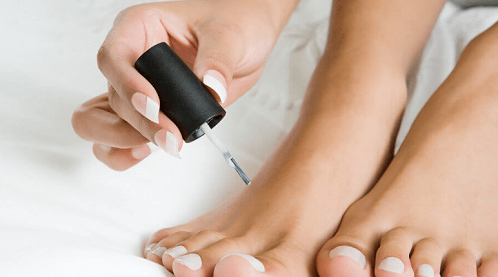 Traiter les champignons sur le pouce avec du vernis à ongles