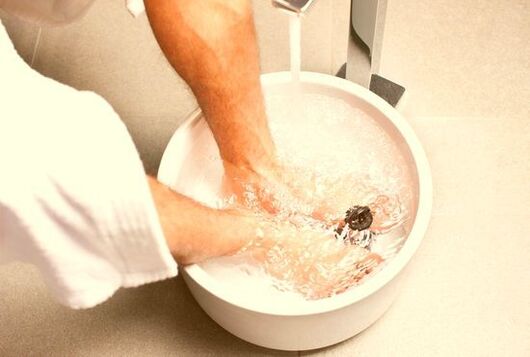 Bain pour traiter les mycoses des ongles des pieds