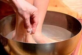 Bain de pieds contre les champignons sur les orteils